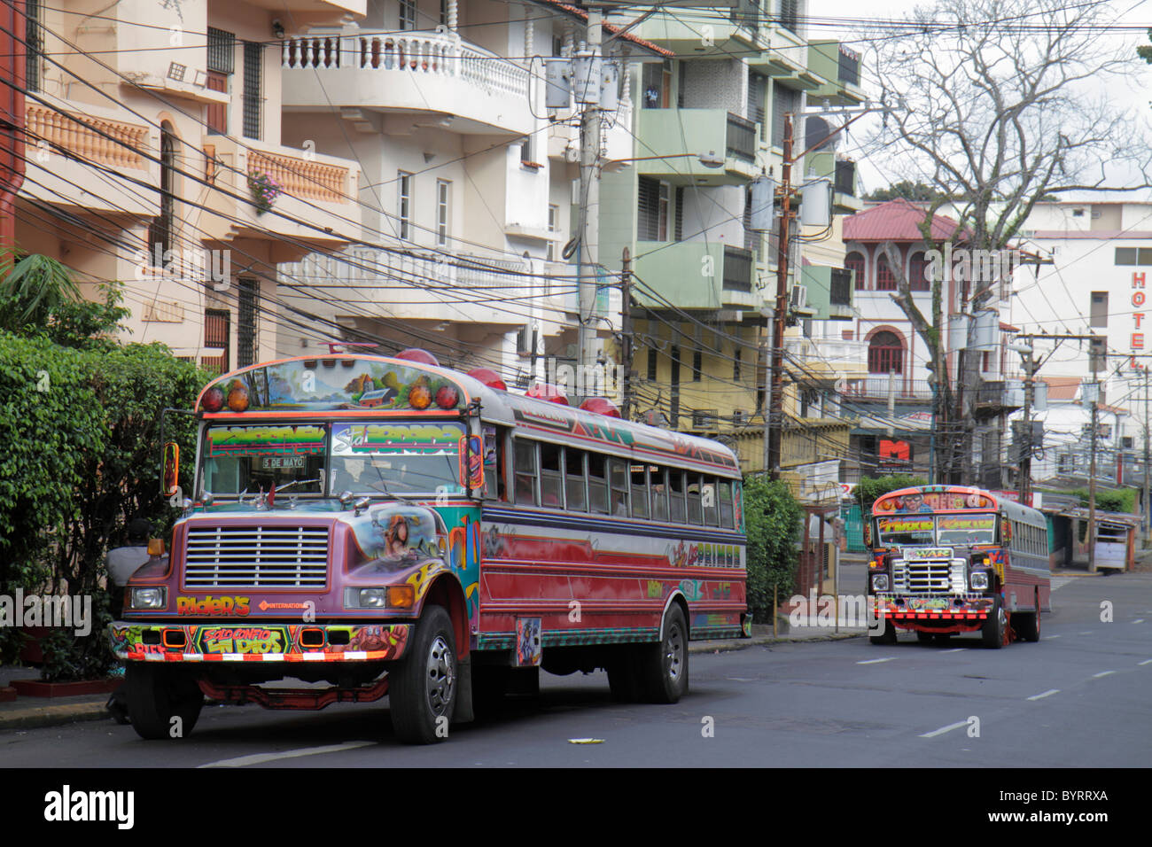 Panama,Latin,Amérique Centrale,Panama City,Calidonia,quartier,rue, circulation,voie,Diablo Rojo,bus,autocar,peinture personnalisée, transmission électrique Banque D'Images