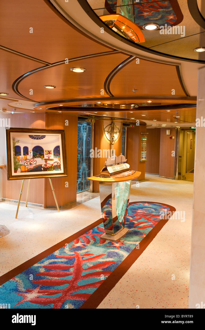 Œuvres d'art dans le hall de l'élévateur de Royal Caribbean's Jewel of the Seas bateau de croisière. Banque D'Images