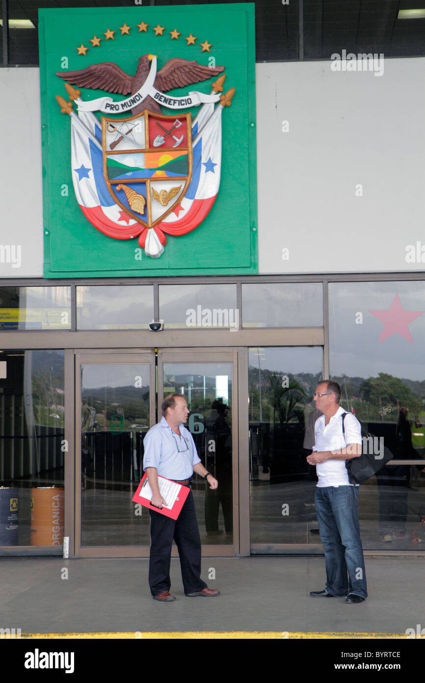 Panama,Latin,Amérique Centrale,Panama City,Aeropuerto Tocumen,aéroport,PTY,aviation,terminal,entrée,avant,porte,bouclier national,homme hommes,debout,non Banque D'Images