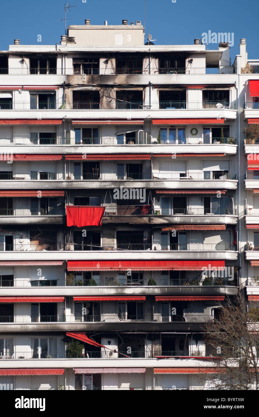 Un incendie dans un bloc résidentiel (bâtiment de Palm Beach, Vichy, Allier, Auvergne, France). Banque D'Images