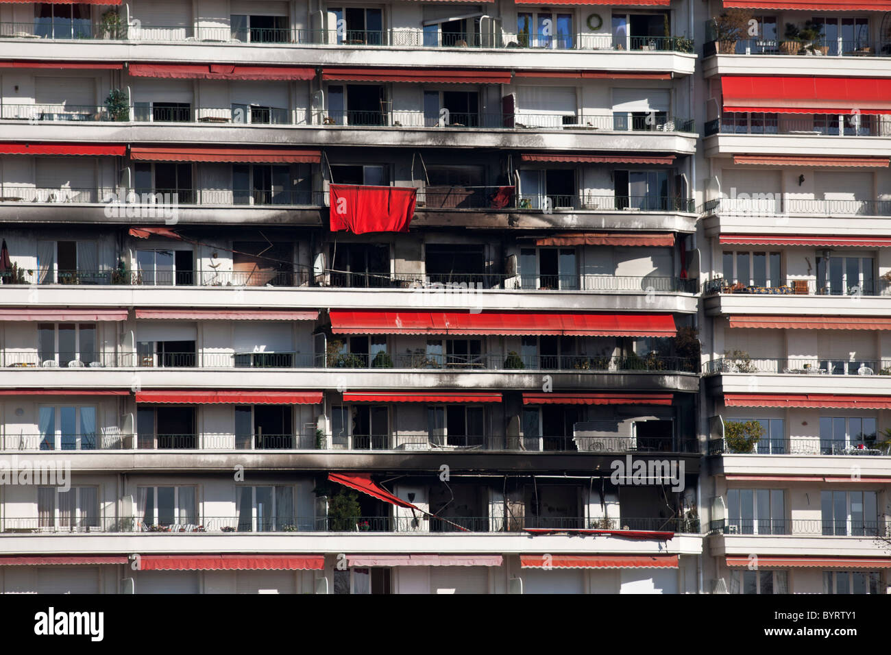 Un incendie dans un bloc résidentiel (bâtiment de Palm Beach, Vichy, Allier, Auvergne, France). Banque D'Images