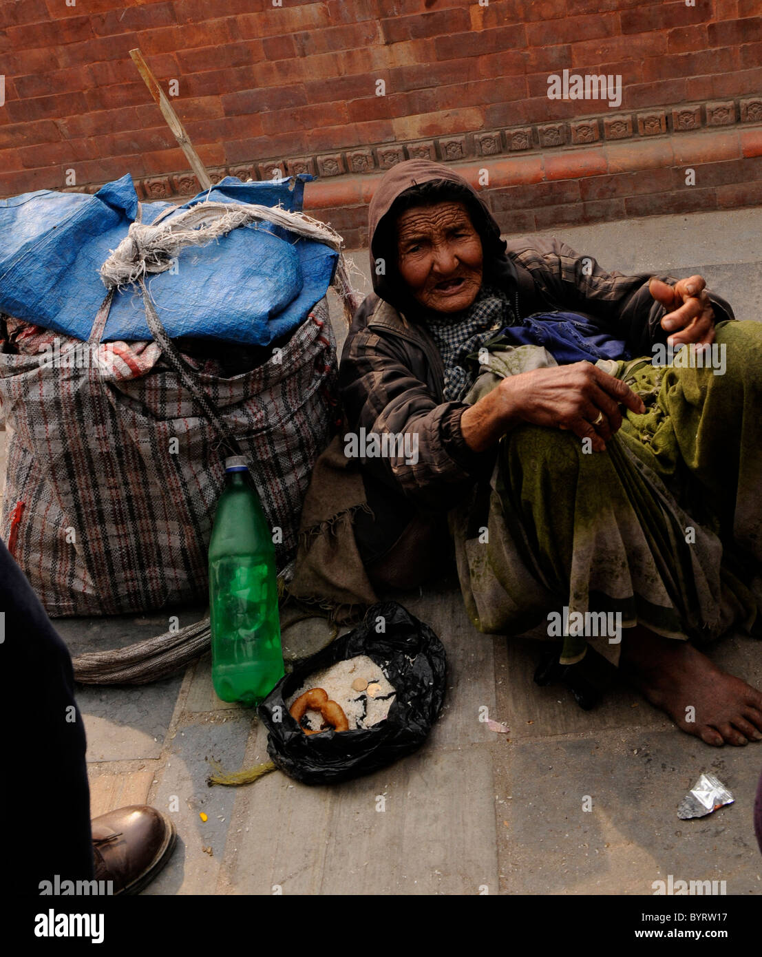 Vieille dame sans abri mendier , peuples vit ( l ) les Népalais , la vie dans la rue à Katmandou kathmandu , Népal , Banque D'Images