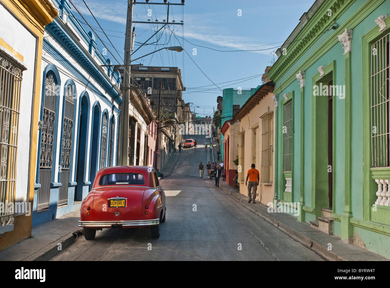 Vieille voiture dans les rues de Santiago de Cuba, Cuba, Caraïbes. Banque D'Images