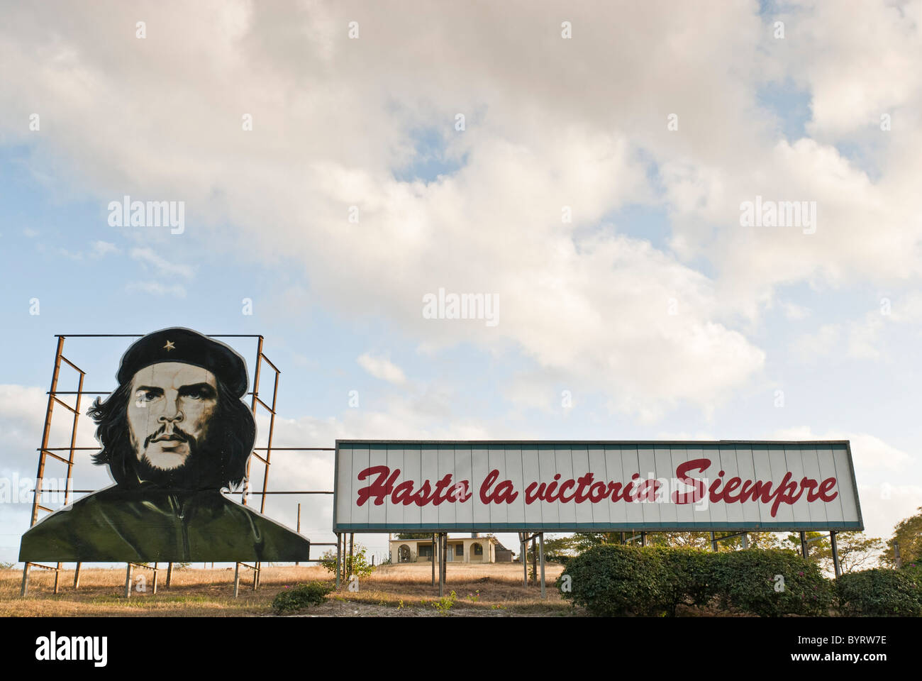 Che de la propagande le projet de loi sur une route près de Las Tunas. Las Tunas, Cuba, Caraïbes. Banque D'Images