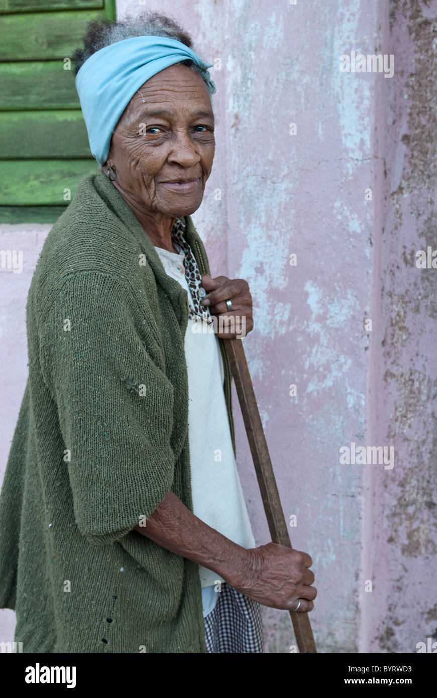 Vieille Femme balayant la rue devant sa maison, Trinidad, Sancti Spiritus, Cuba, Caraïbes. Banque D'Images