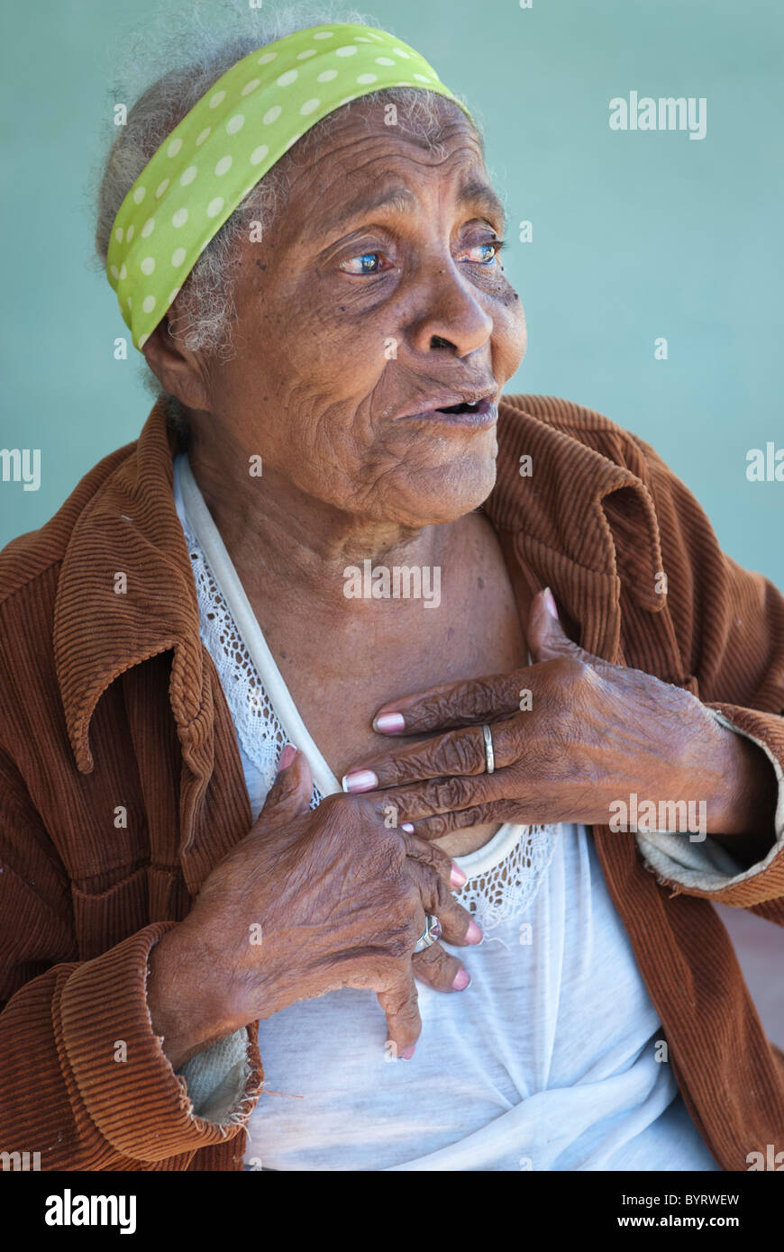 Vieille Femme avec une bande supérieure et un visage triste, Palmira, Cienfuegos, Cuba, Caraïbes. Banque D'Images
