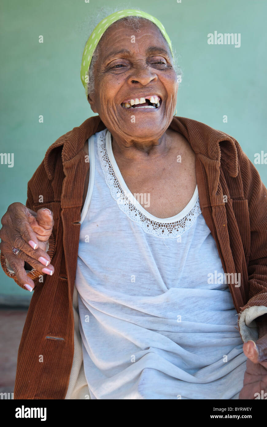 Vieille Femme avec une bande de tête en riant, Palmira, Cienfuegos, Cuba, Caraïbes. Banque D'Images