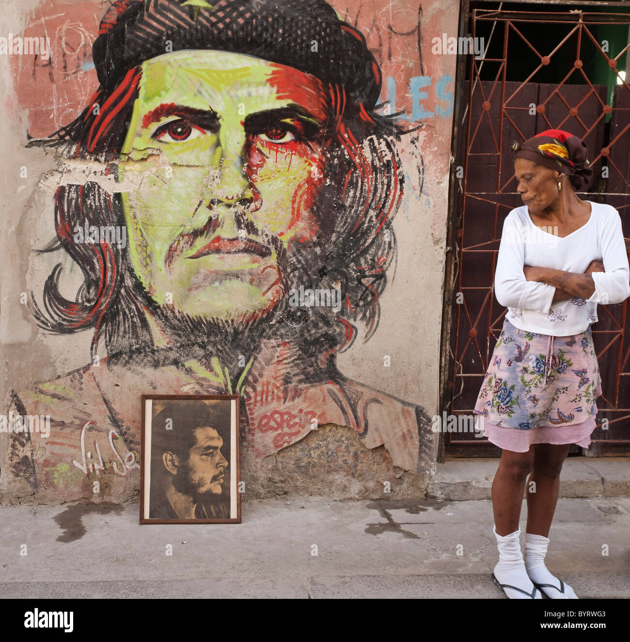 Femme regardant une photo de Che Guevara, La Habana, Cuba, Caraïbes. Banque D'Images