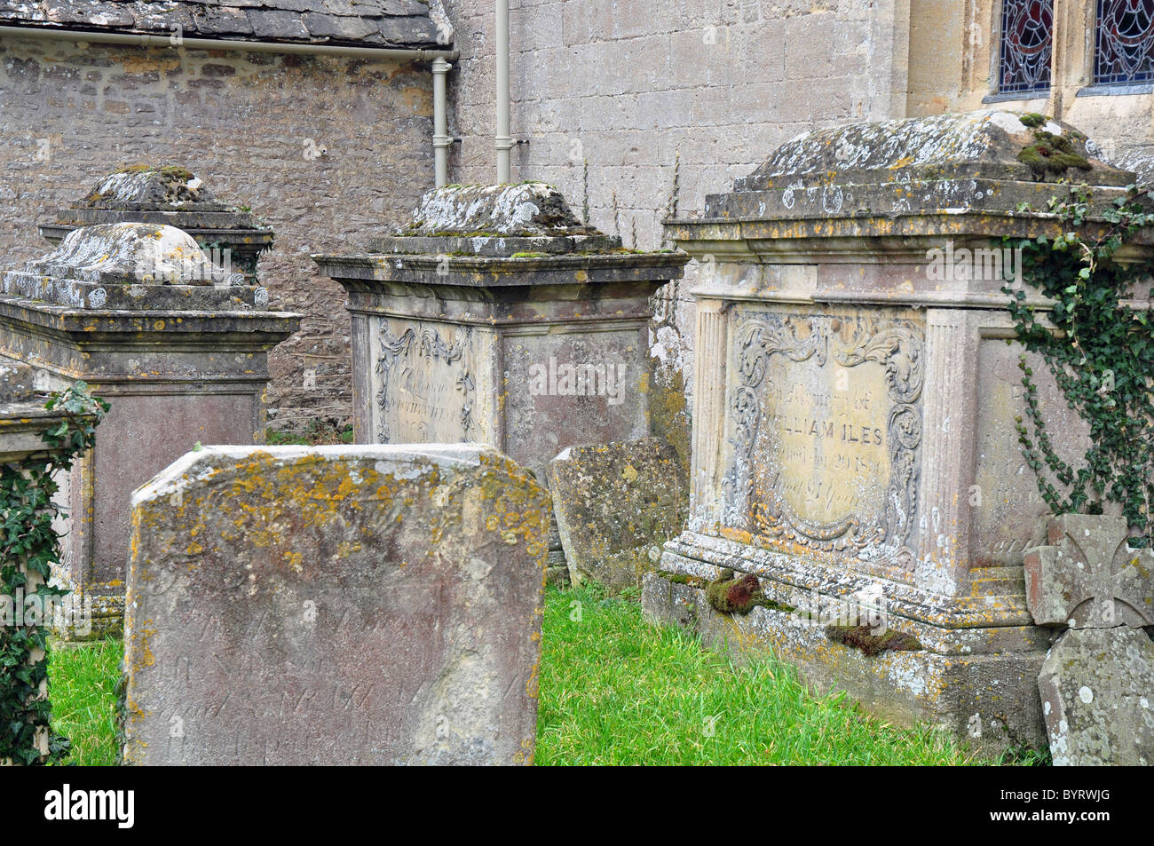 Wiltshire, Angleterre : tombes et monuments historiques en pays churchyards Banque D'Images