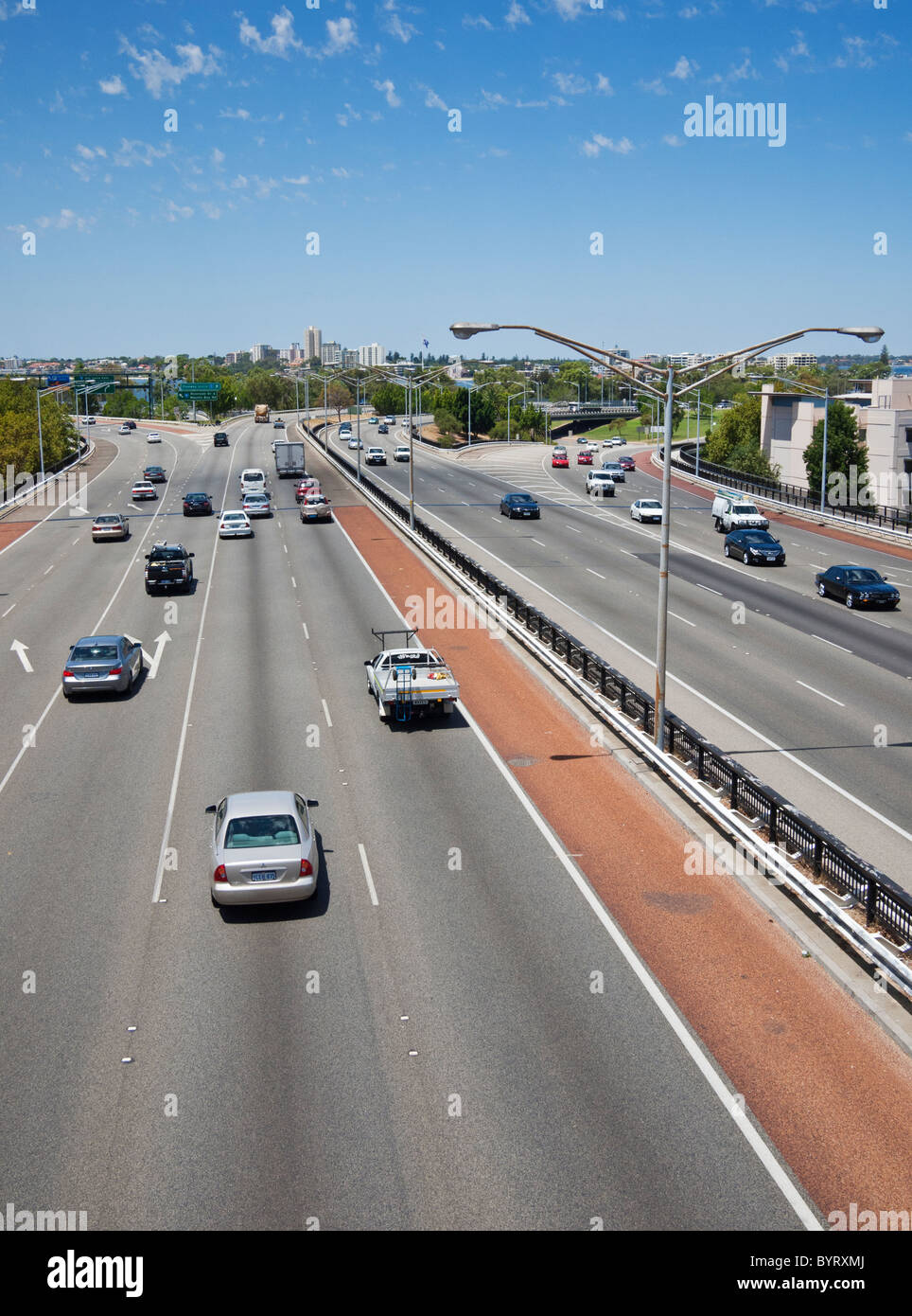 Le trafic sur une autoroute australienne à Perth, Australie occidentale Banque D'Images