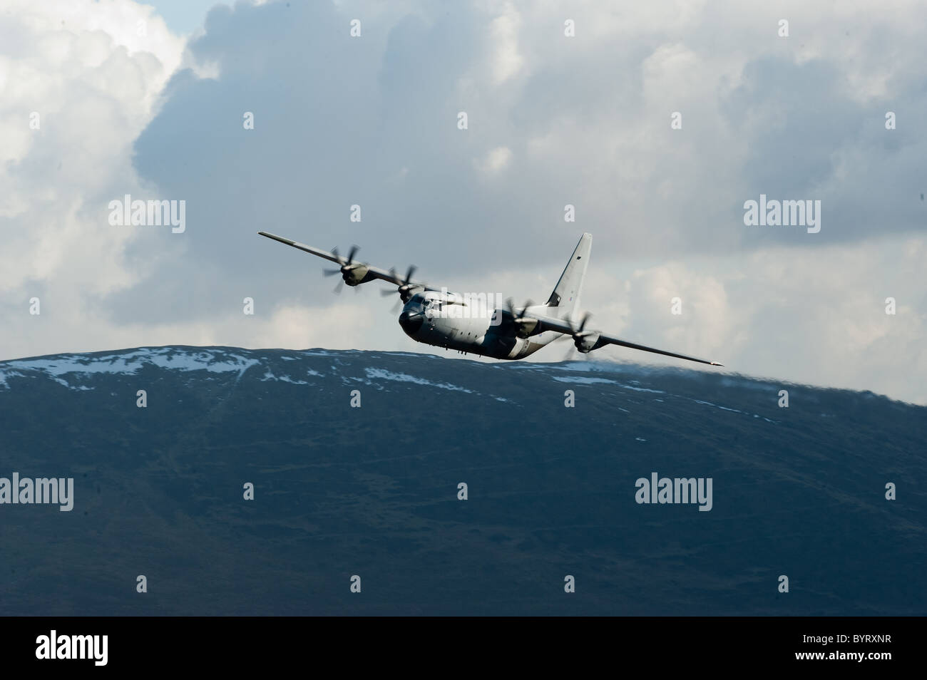 C-130 Hercules lisse teansport raf flying workhorseLowe dans le nord du Pays de Galles le mach loop ils vont aussi bas que 250ft Banque D'Images
