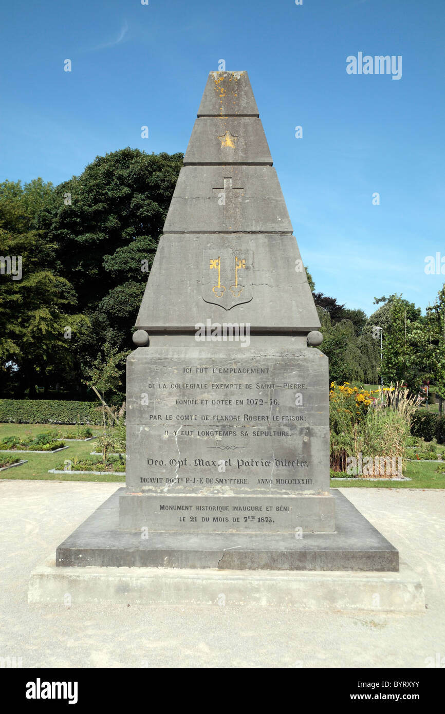 Monument à la colline collégiale Saint Pierre (St Pierre), au-dessus de l'agréable village flamand de Cassel, France. Banque D'Images