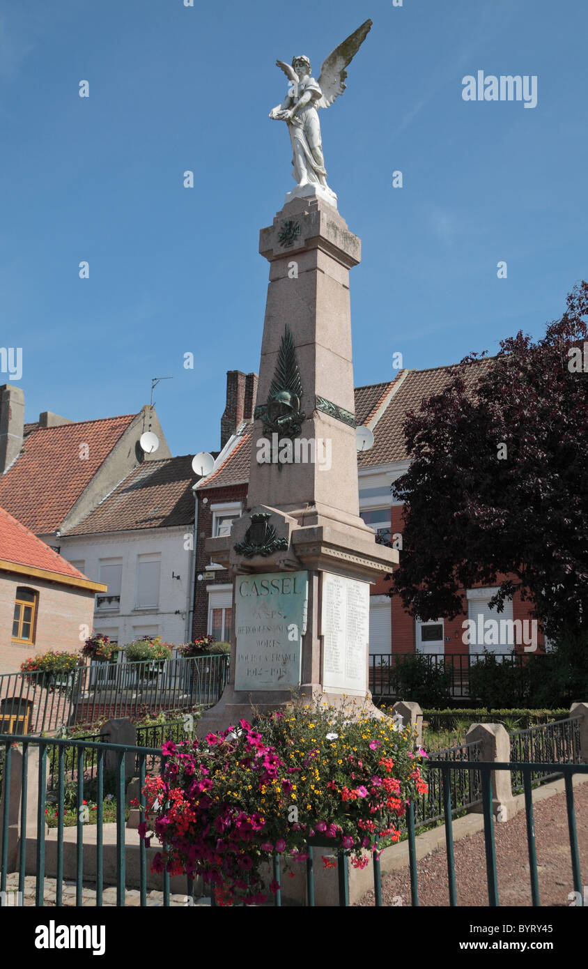 Un monument commémoratif de la Première Guerre mondiale dans la région de Cassel, dans le nord de la France. Banque D'Images