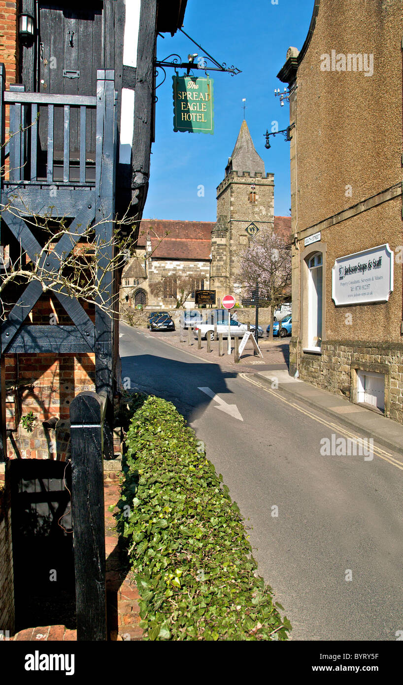 Le vieux bourg de Midhurst dans West Sussex cette scène montre St Marie Madeleine et l'église St Denys sur Church Hill Banque D'Images