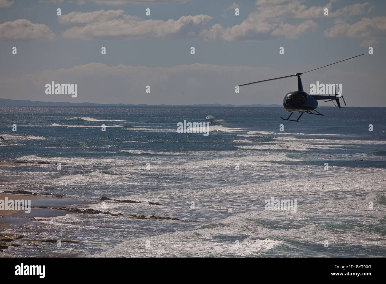 Un hélicoptère au-dessus de Las Marias beach dans Rincon Puerto Rico Banque D'Images