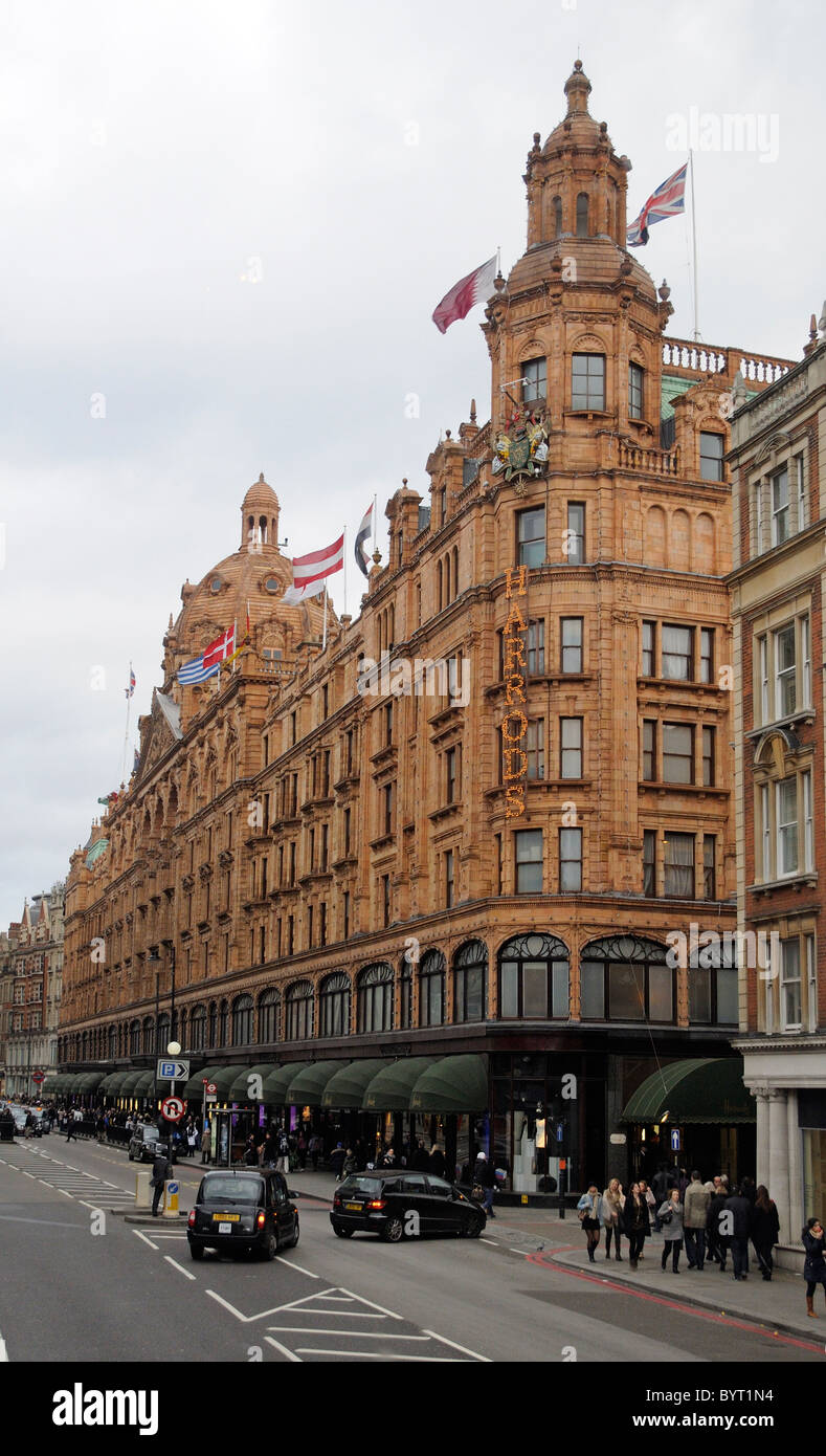Brompton Road Knightsbridge à Londres centrale vers Harrods store Banque D'Images