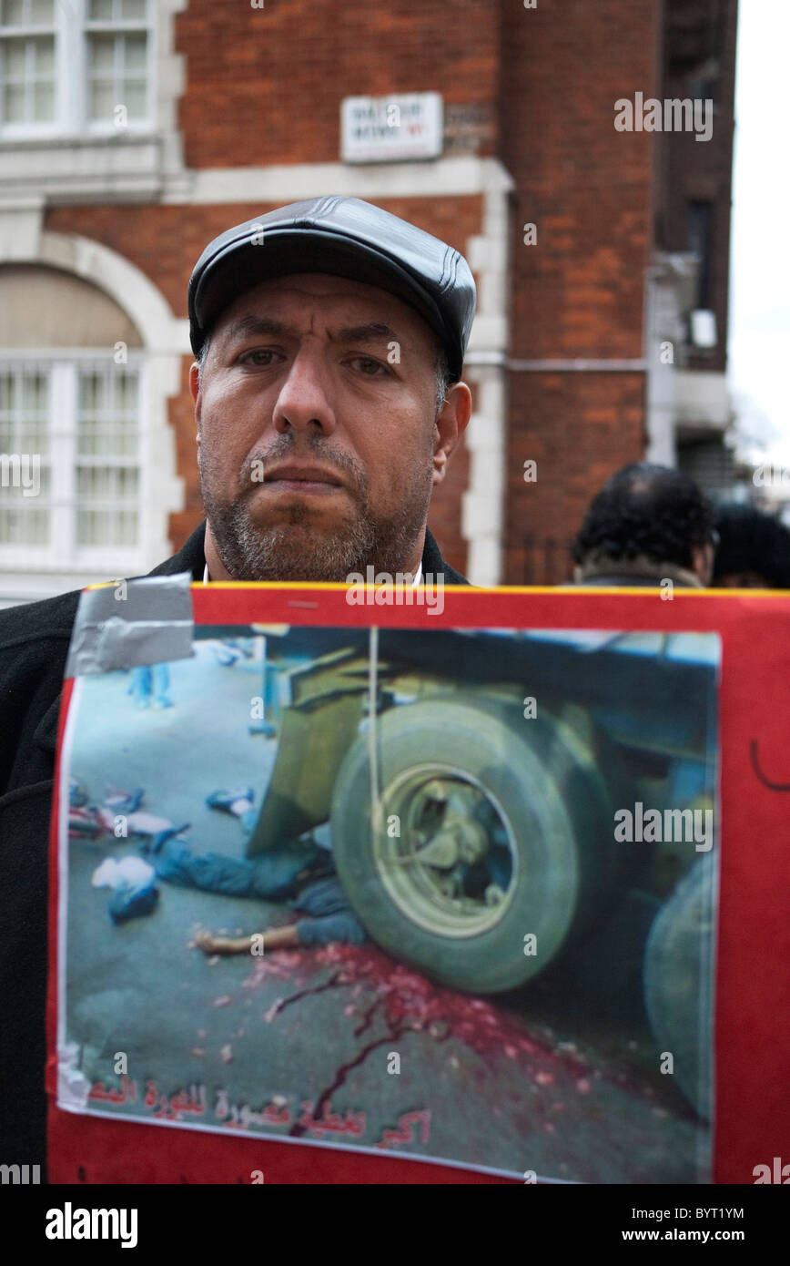 Les manifestants se rassemblent à l'ambassade d'Egypte à Londres pour manifester contre le régime en Egypte. Banque D'Images