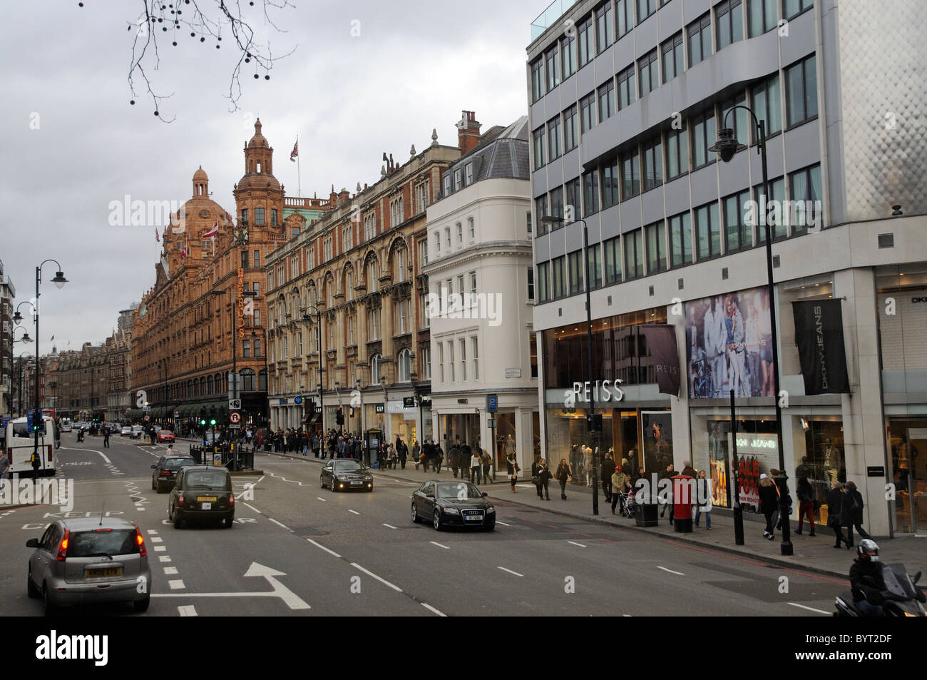 Brompton Road Knightsbridge Londres UK à vers Harrods store Banque D'Images