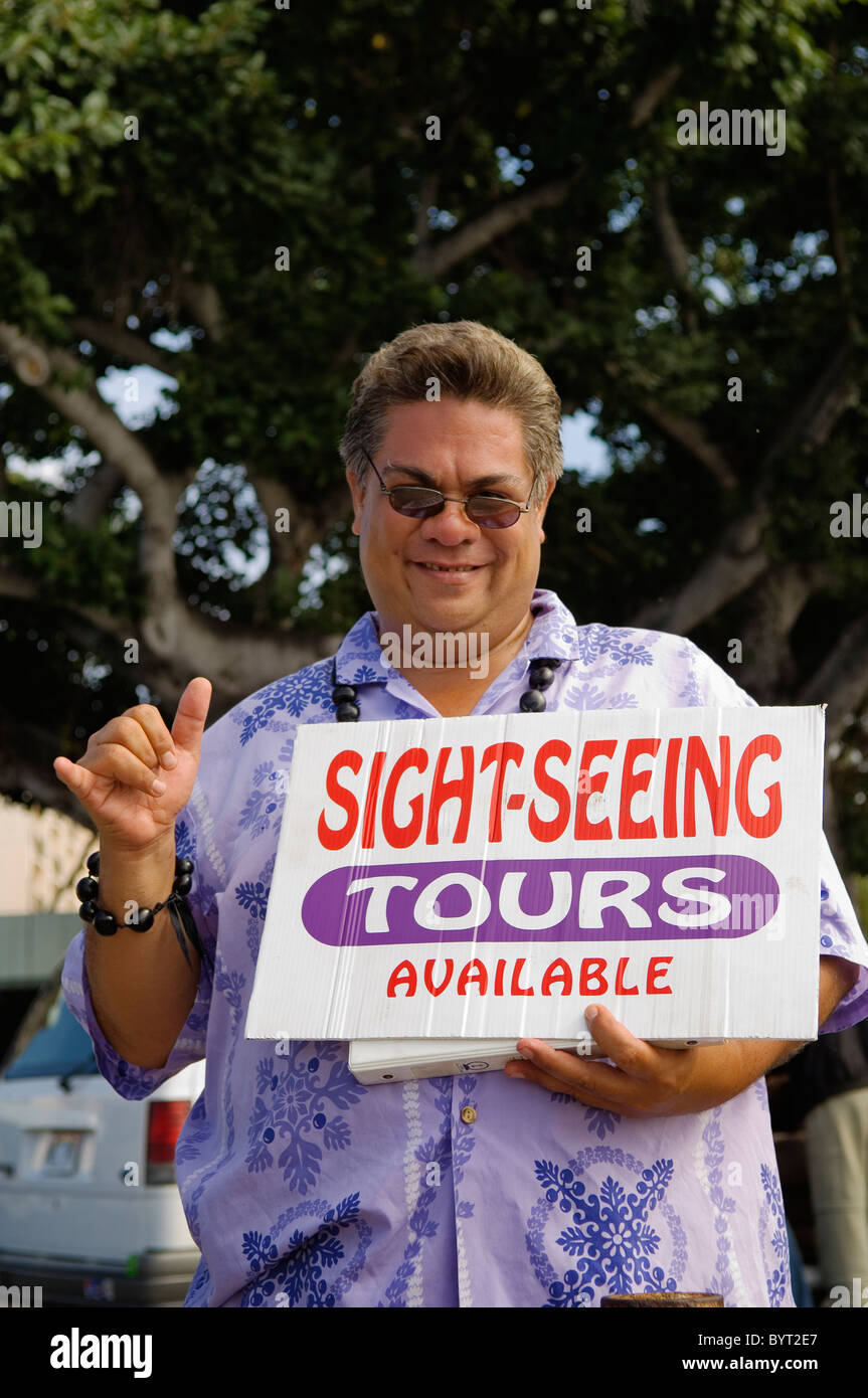 Tour guide Kalani avec Golden Ilima Tours au quai pour l'arrivée de bateau de croisière, Kailua-Kona, Île d'Hawaï. Banque D'Images