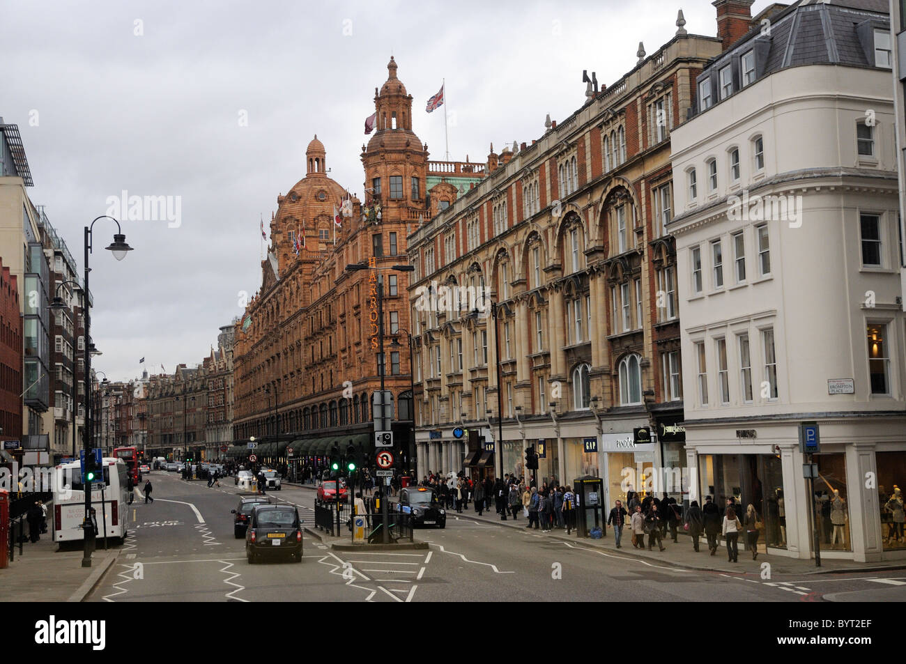Brompton Road Knightsbridge Londres UK à vers Harrods store Banque D'Images