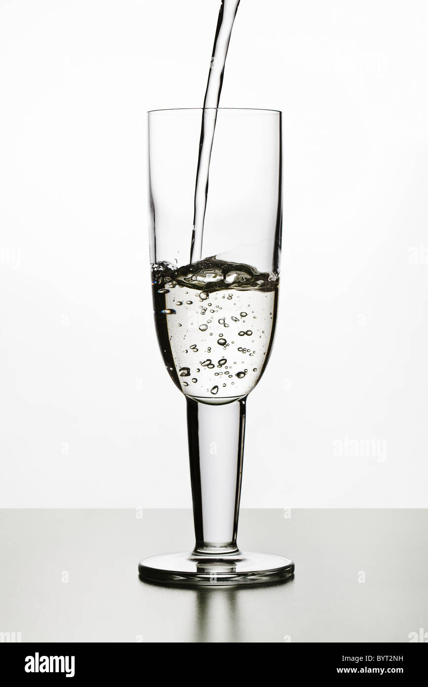 Verser du liquide dans le verre à vin Banque D'Images