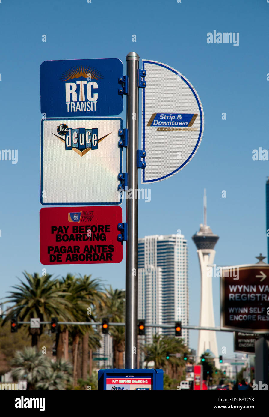 Arrêt de bus à l'hôtel Wynn Resort casino Stratosphere Tower avec en arrière-plan, sur le strip, Las Vegas, Nevada, USA Banque D'Images