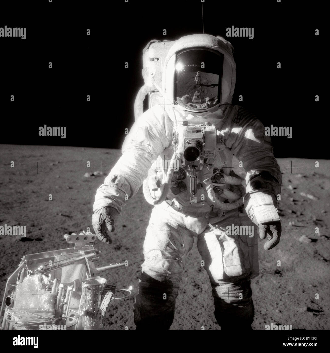 Apollo 12 L'astronaute Alan Bean L. sur la lune. Banque D'Images