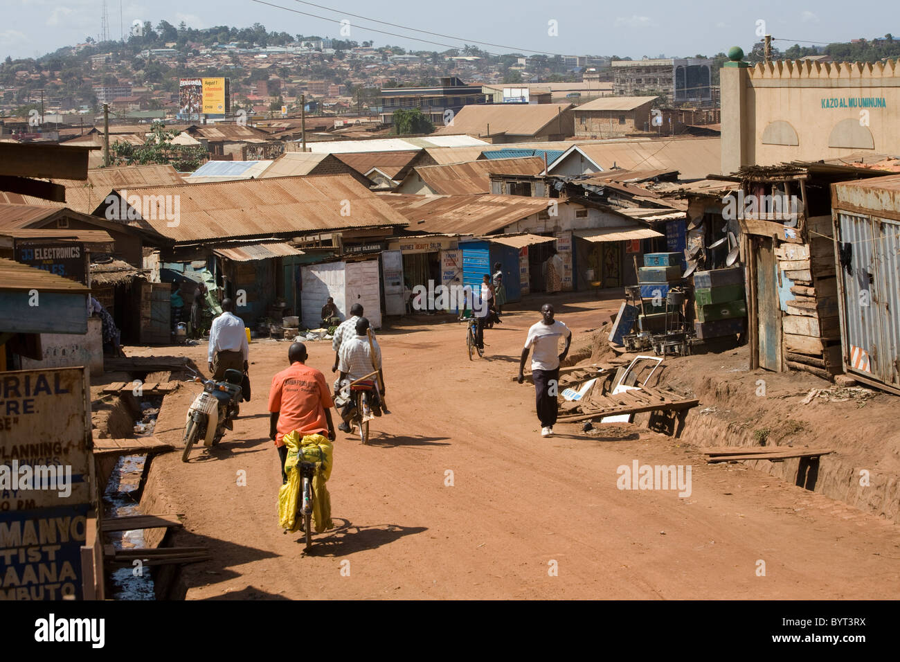 Les piétons sillonnent les rues de la ville de Kampala, Ouganda, Afrique de l'Est. Banque D'Images