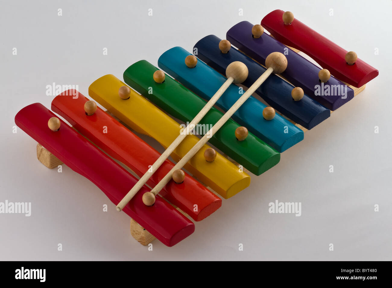 Xylophone en bois coloré sur fond blanc Banque D'Images
