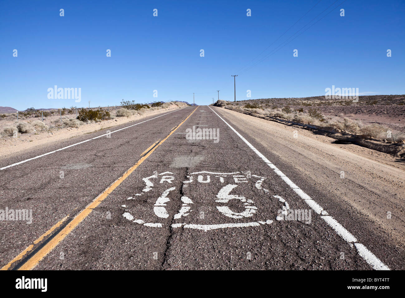 L'article pourri de l'historique Route 66 à travers le vaste désert de Mojave en Californie. Banque D'Images
