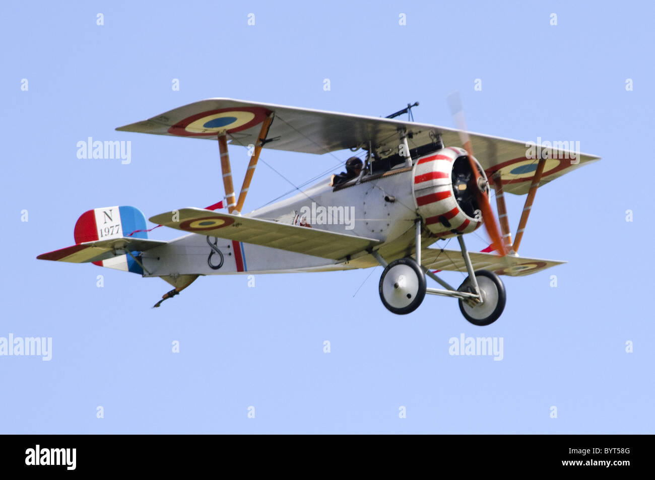 Nieuport Scout 17 WW1 avion dans l'armée de l'affichage de marques à Duxford Flying Legends Airshow Banque D'Images