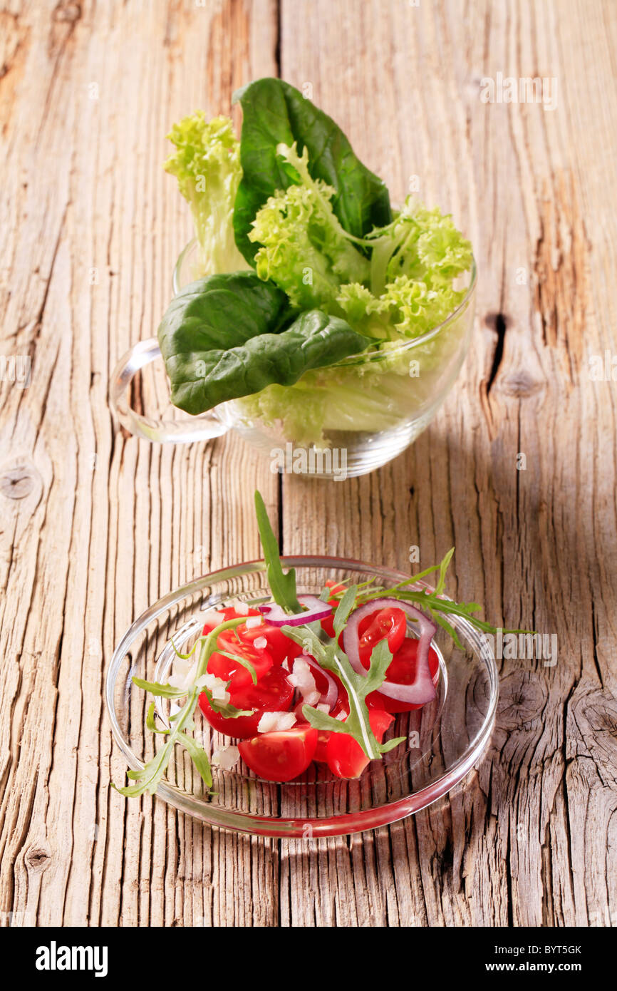 Salade de tomates fraîches avec oignons et salade verte Banque D'Images