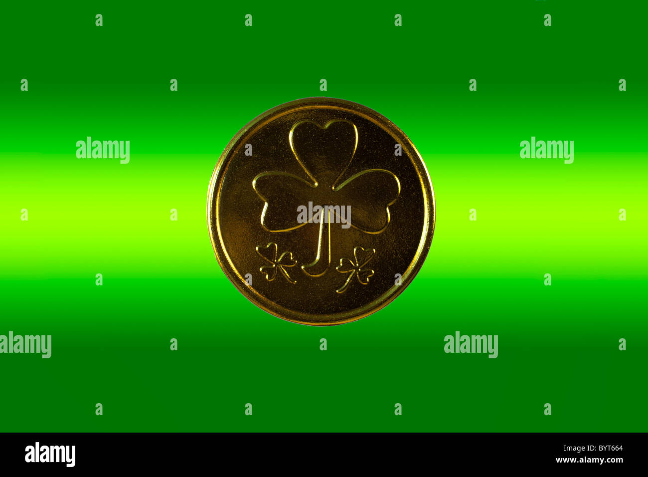 Pièce d'or Shamrock sur fond de couleur Banque D'Images