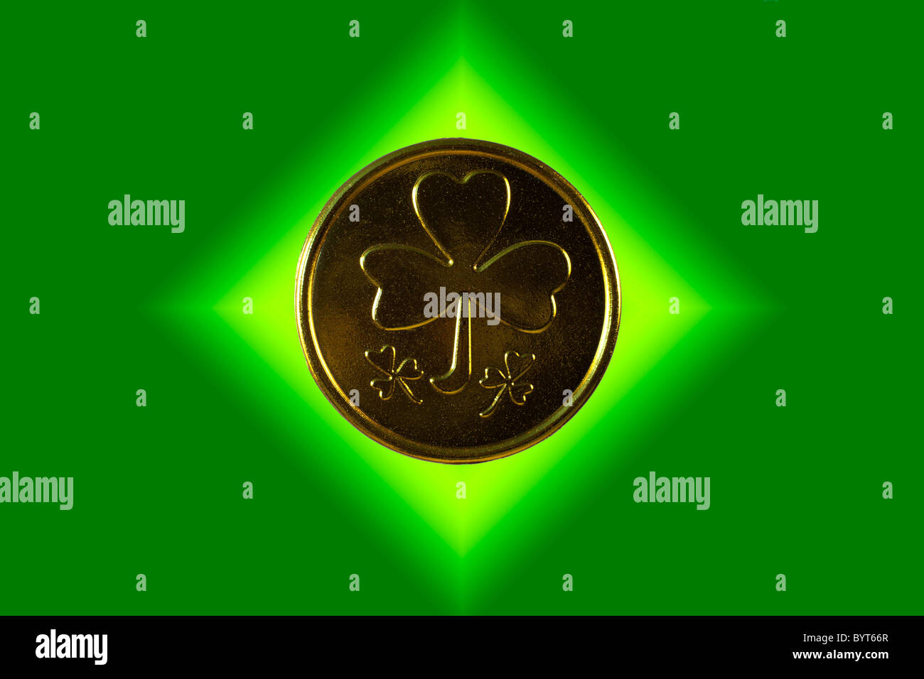 Pièce d'or Shamrock sur fond de couleur Banque D'Images