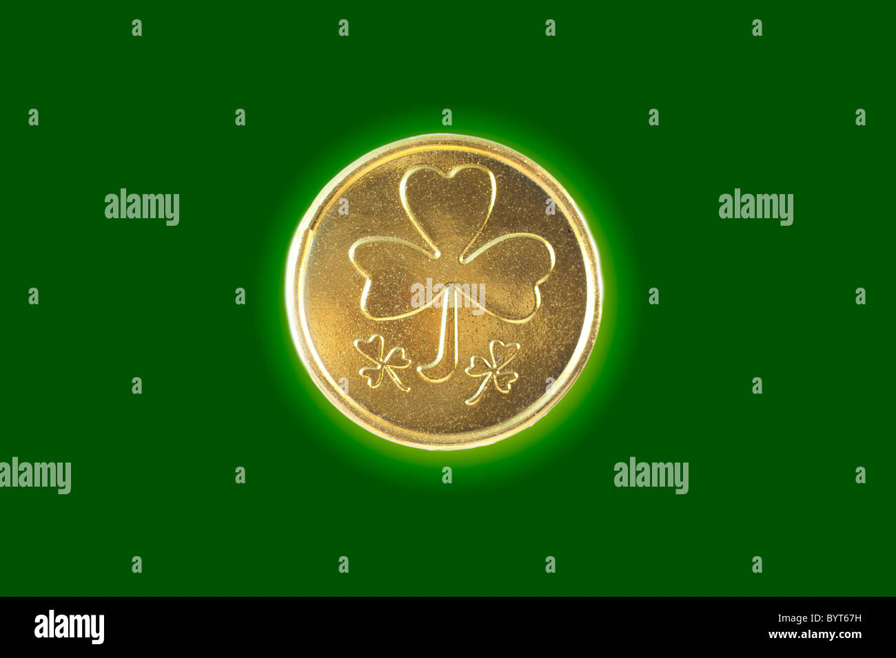 Pièce d'or Shamrock sur fond de couleur Banque D'Images