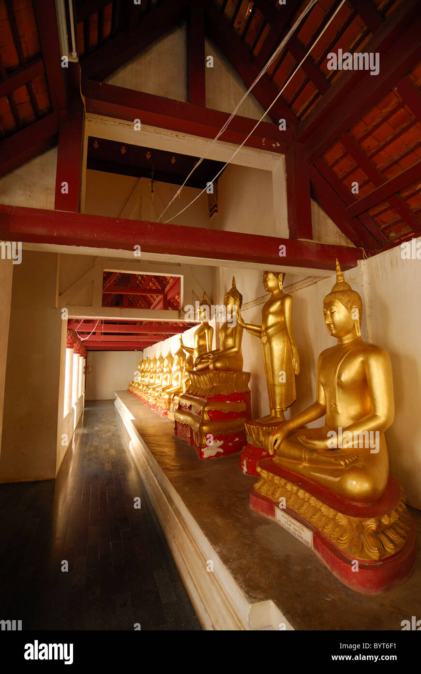 Statues de Bouddha au Wat Phra Sri Rattana Mahathat à Phitsanulok, Thaïlande Banque D'Images