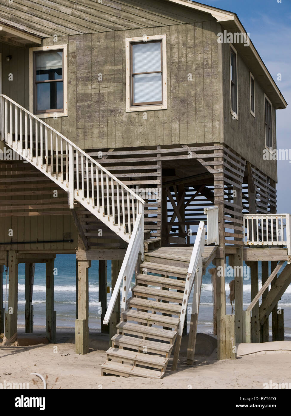 Maison en bois endommagés par l'érosion des plages à Nags Head Outer Banks de la Caroline du Nord Banque D'Images