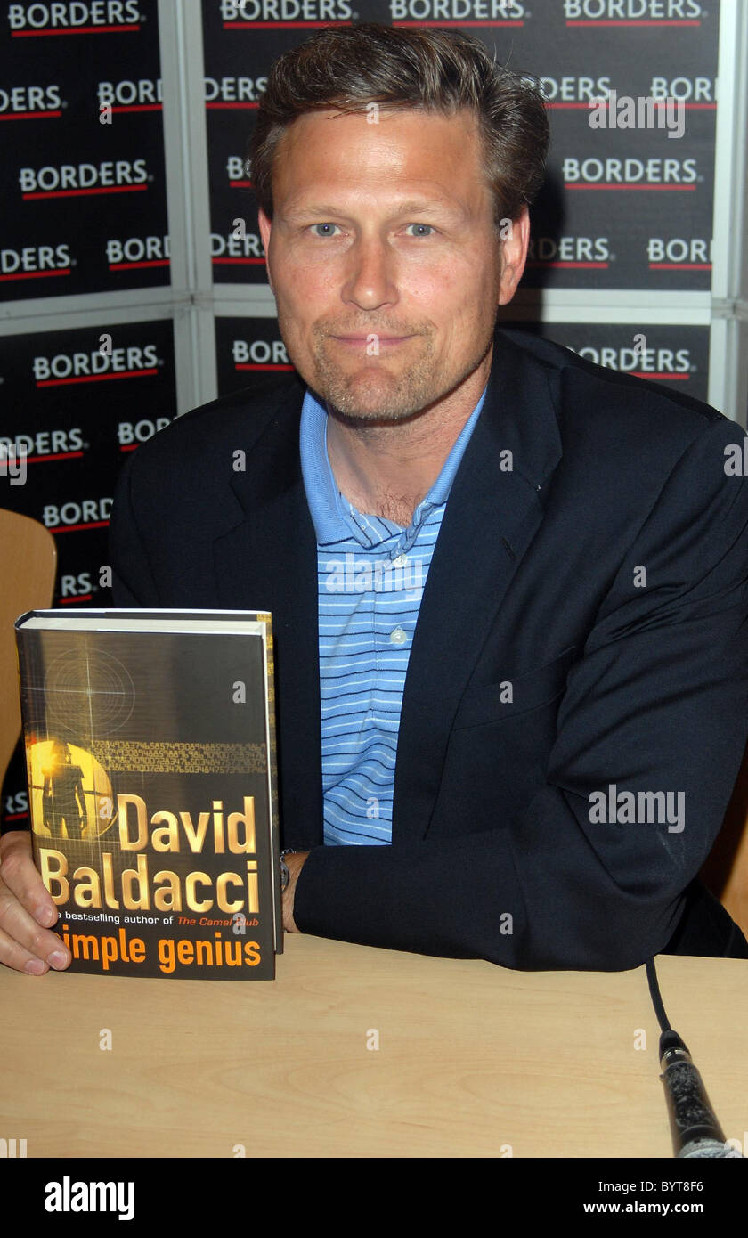 David Baldacci signe des exemplaires de son nouveau livre "simple génie' sur Oxford Street à Londres, Angleterre - 09.07.07 Banque D'Images