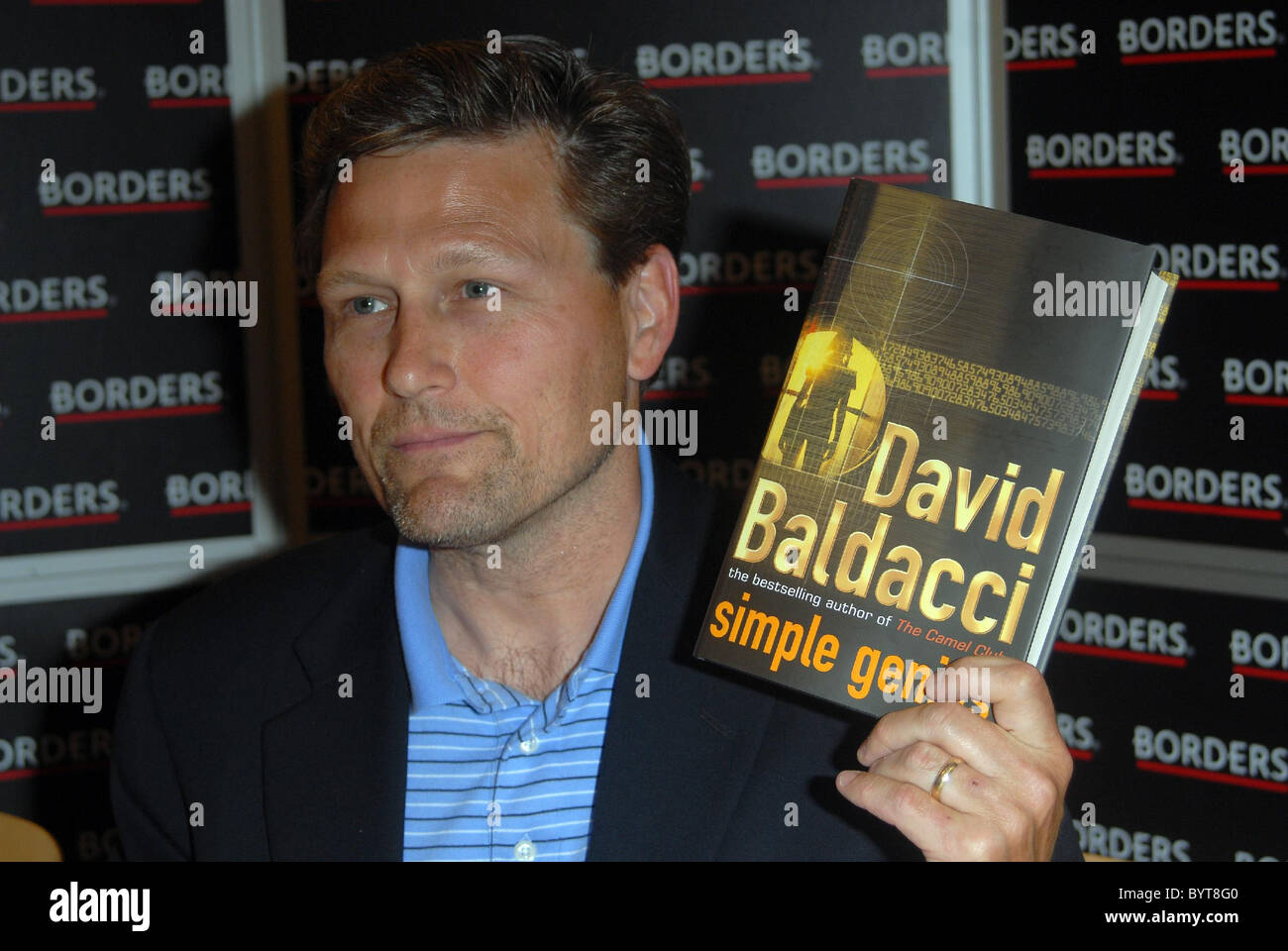 David Baldacci signe des exemplaires de son nouveau livre "simple génie' sur Oxford Street à Londres, Angleterre - 09.07.07 Banque D'Images