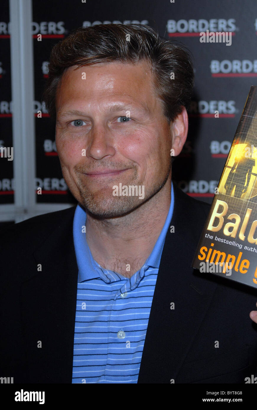 David Baldacci signe des exemplaires de son nouveau livre "simple génie' sur Oxford Street à Londres, Angleterre - 09.07.07 Banque D'Images