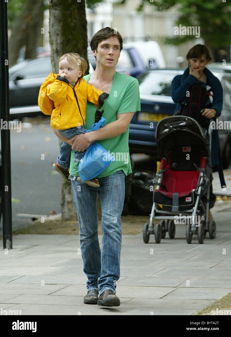 Cillian Murphy s'éteint avec son fils pour l'acheter quelques courses, vêtu d'un anorak en cas de pluie - Londres, Angleterre Banque D'Images