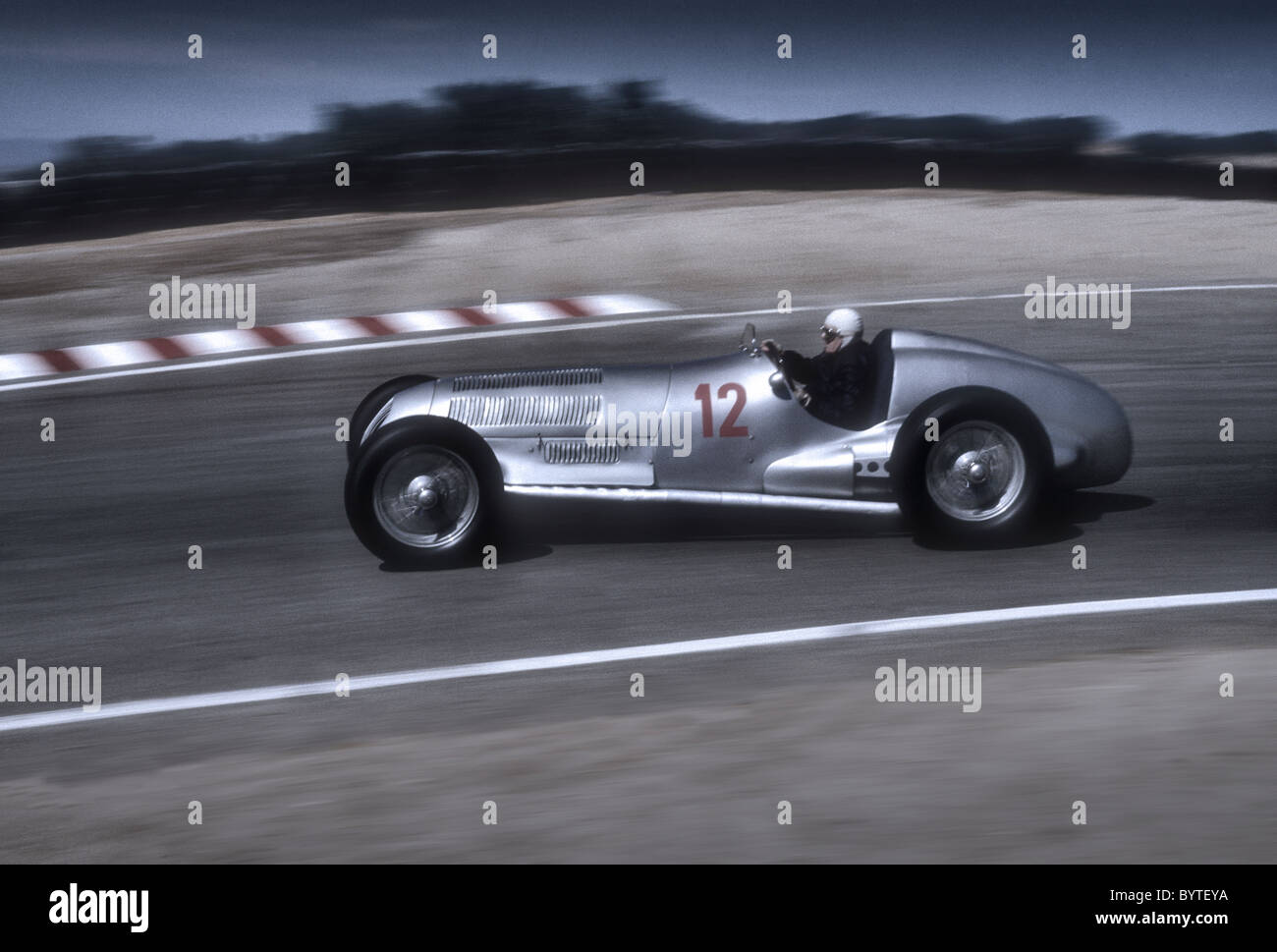 Herman Lang au volant de 1937 W125 Mercedes GP auto à Monterey Historic races Laguna Seca California USA 1986 Banque D'Images