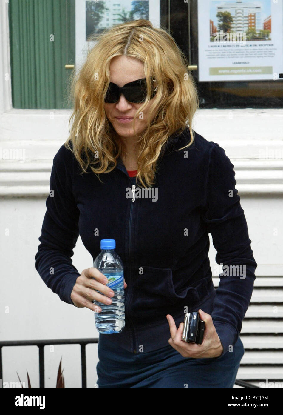Madonna quittant la salle de sport le port d'un survêtement en velours bleu  foncé avec une jupe assortie Londres, Angleterre - 05.07.07 Photo Stock -  Alamy