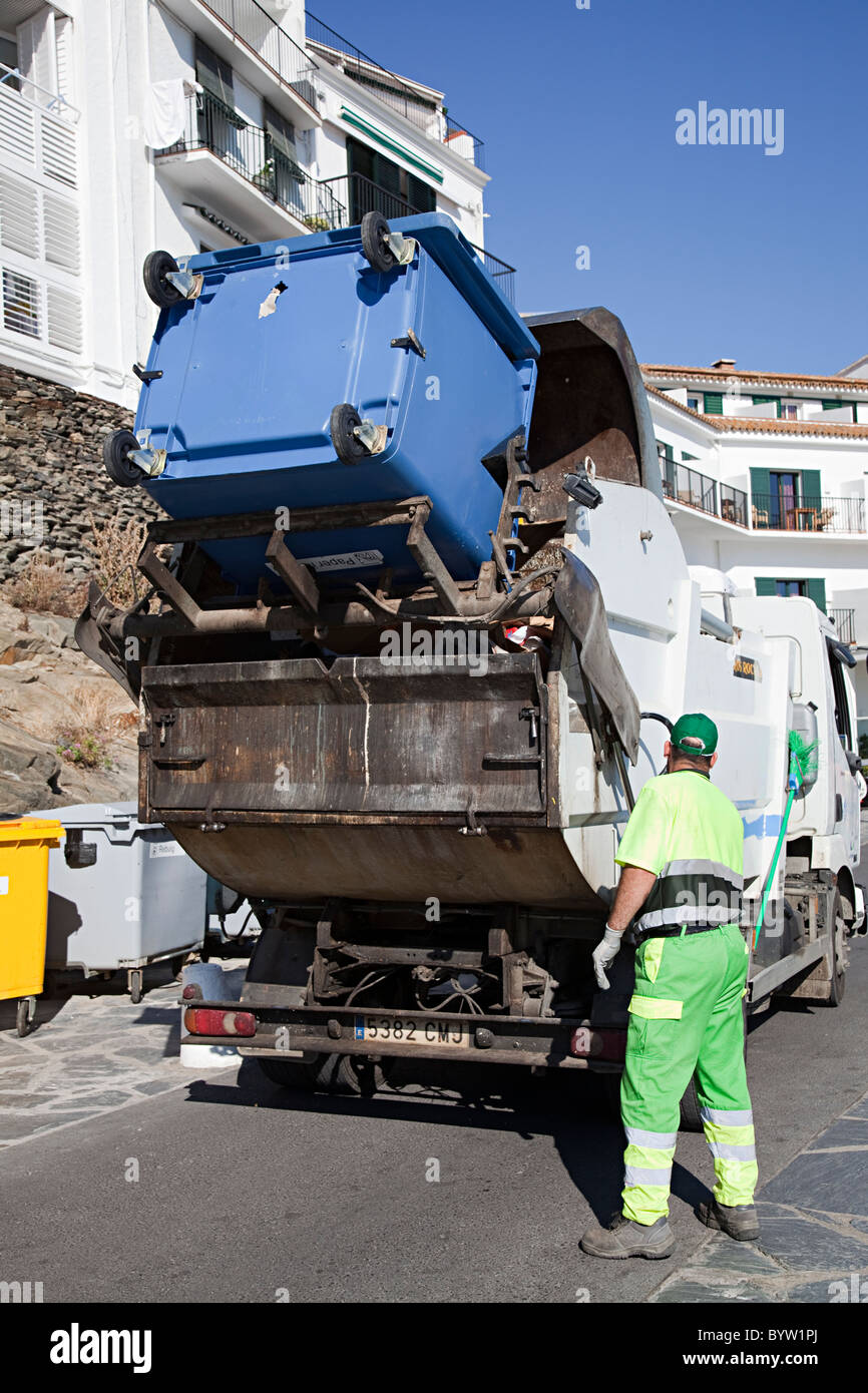 La collecte de déchets vider wheelie bin Cadaqués Emporda Catalogne Espagne Banque D'Images
