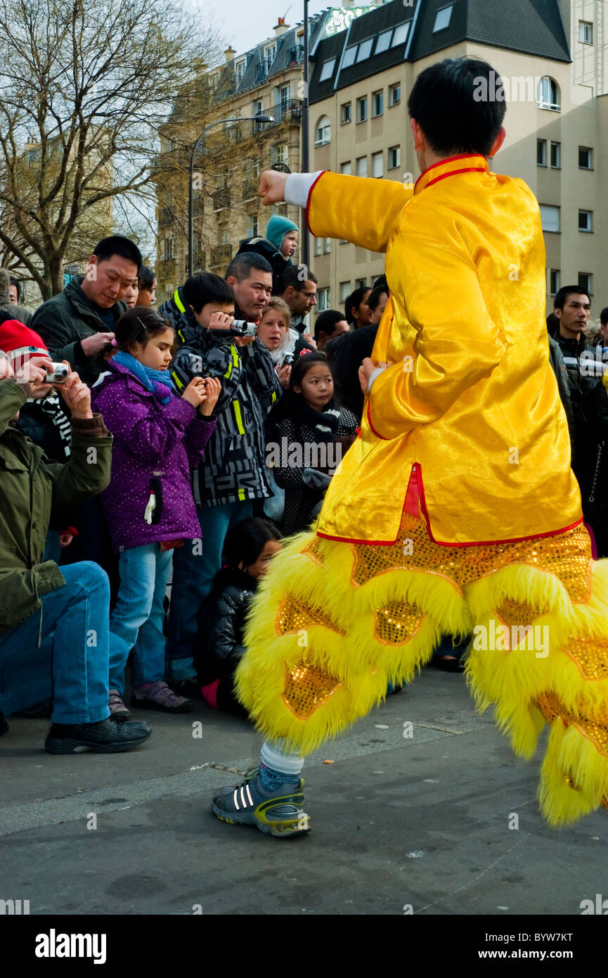 Paris, France, Street Scenes, quartier chinois de Belleville, personnes célébrant le nouvel an chinois, démonstration des arts artistiques, différentes cultures, communauté chinoise de paris Banque D'Images