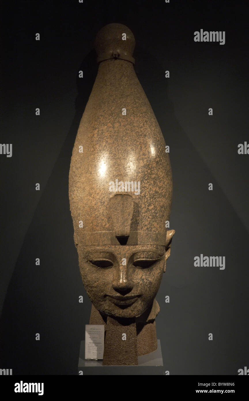 L'art égyptien tête colossale du pharaon Amenhotep III (Aménophis ou Akhenathon). 18ème dynastie. Nouveau Royaume. Banque D'Images
