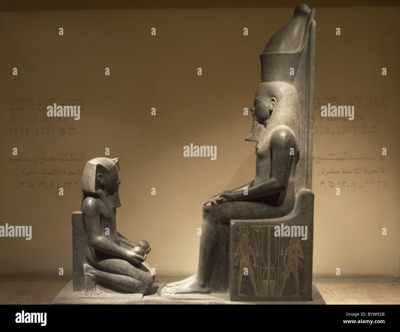 L'art égyptien Horemheb. En dernier pharaon de 18e dynastie. Nouveau Royaume. Horemheb offrant à genoux devant le dieu Atoum. Banque D'Images