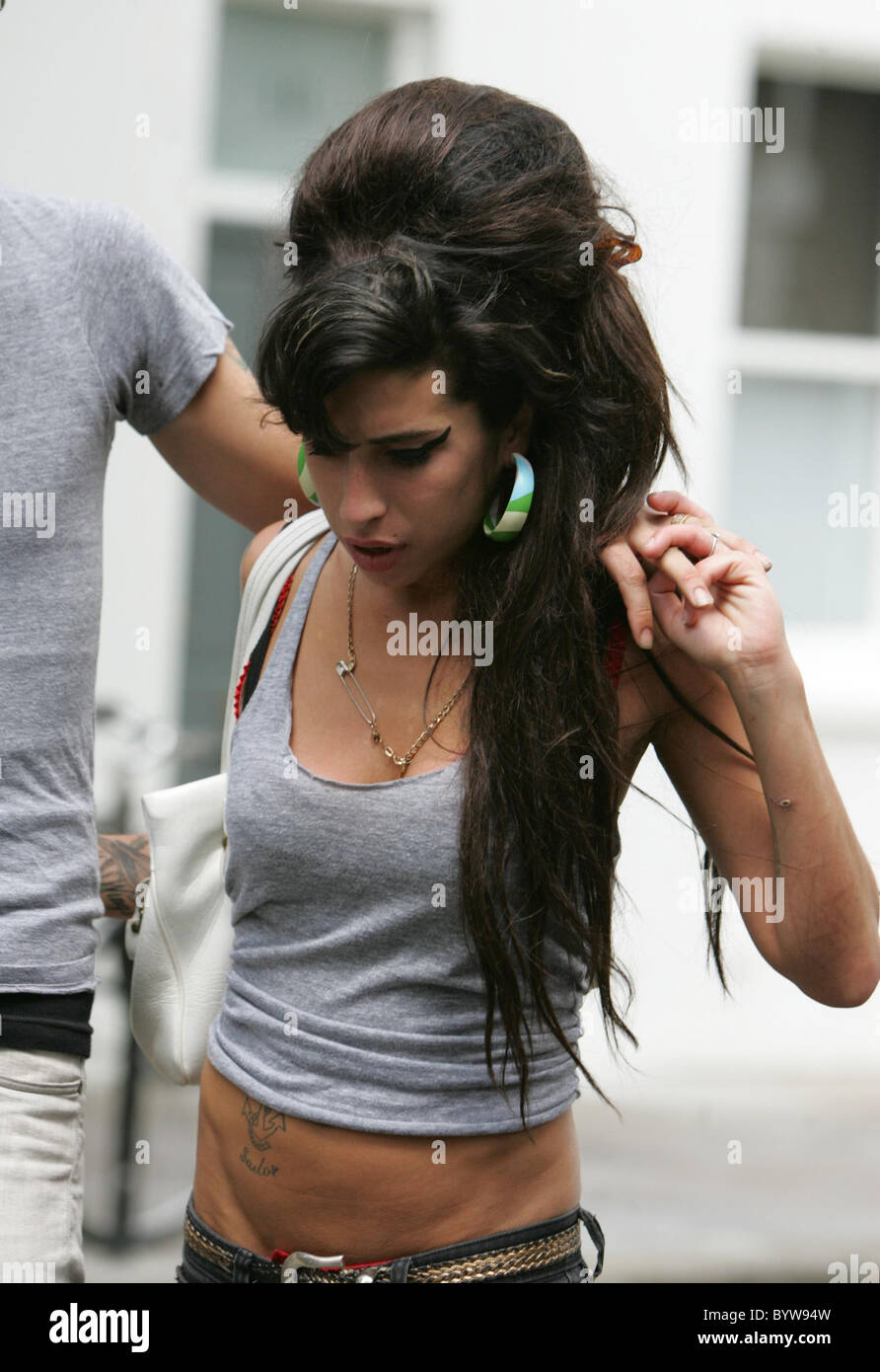 Amy Winehouse et son mari Blake Fielder-Civil quittent la maison pour aller déjeuner ensemble. Amy a été nominé pour le prestigieux Banque D'Images