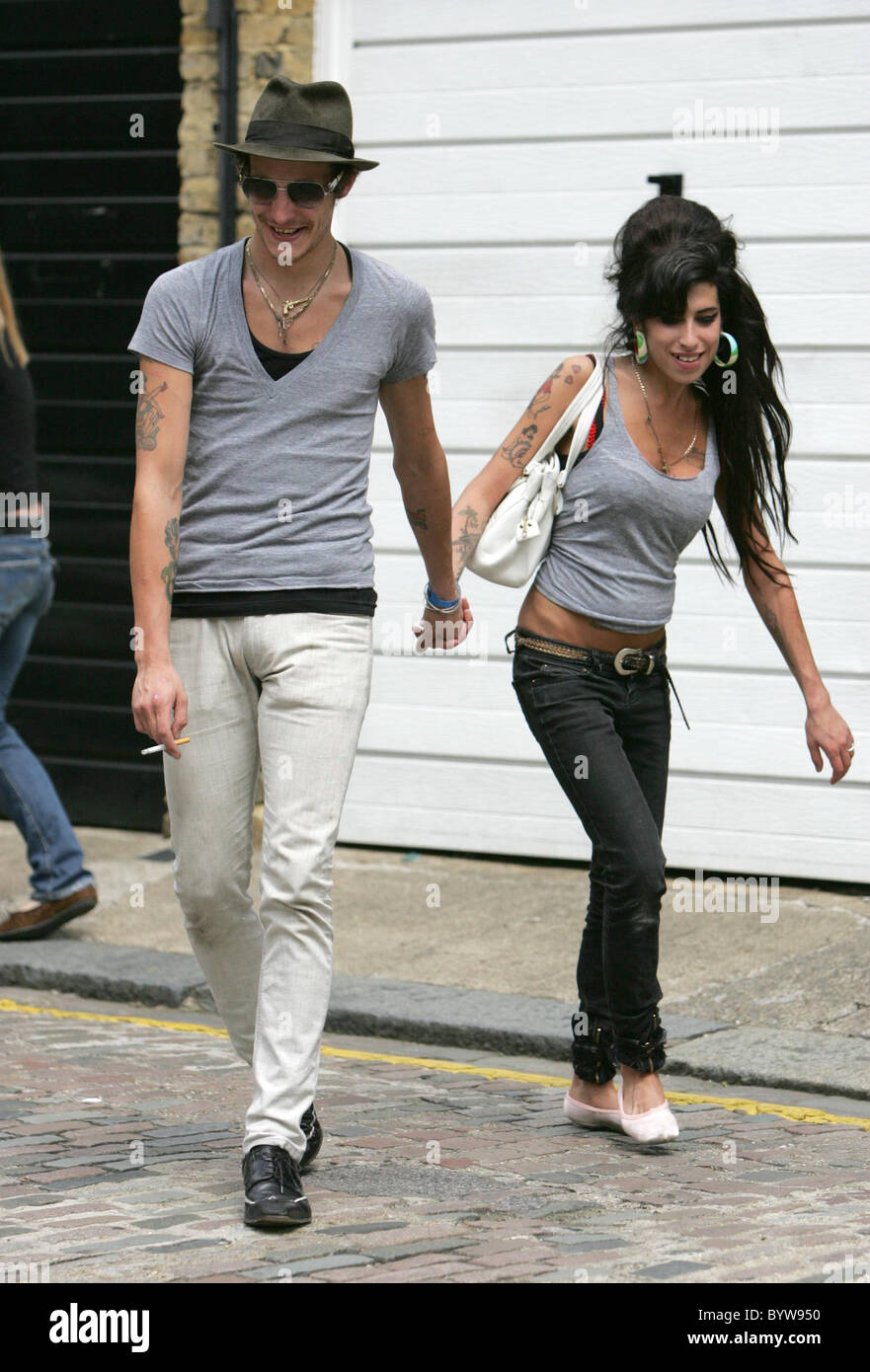 Amy Winehouse et son mari Blake Fielder-Civil quittent la maison pour aller déjeuner ensemble. Amy a été nominé pour le prestigieux Banque D'Images