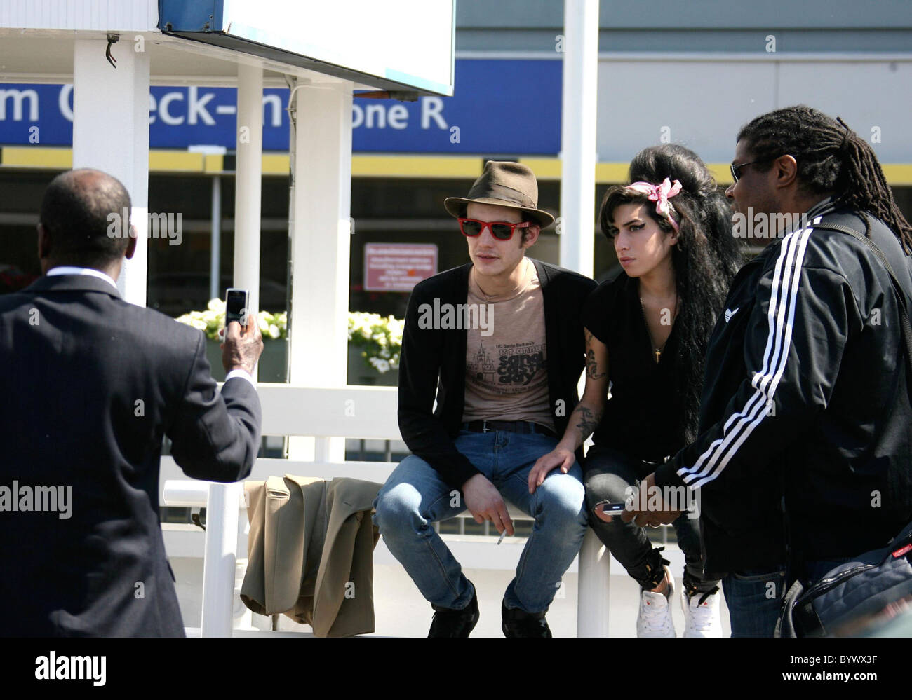 Amy Winehouse et son mari Blake Fielder Civil arrivent à l'aéroport et ont leur photo prise par un membre du public Banque D'Images